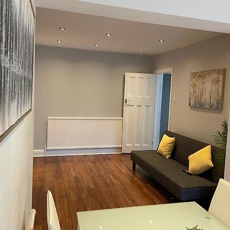 Entire Ground Floor Apartment In Watford ワトフォード エクステリア 写真