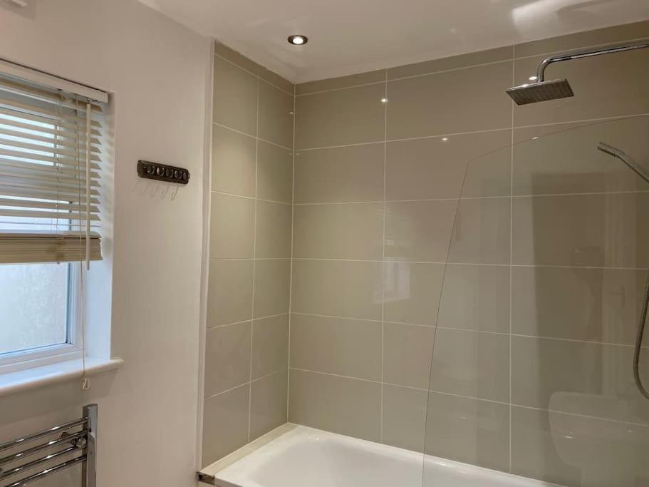 Entire Ground Floor Apartment In Watford ワトフォード エクステリア 写真