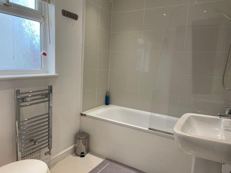 Entire Ground Floor Apartment In Watford ワトフォード エクステリア 写真