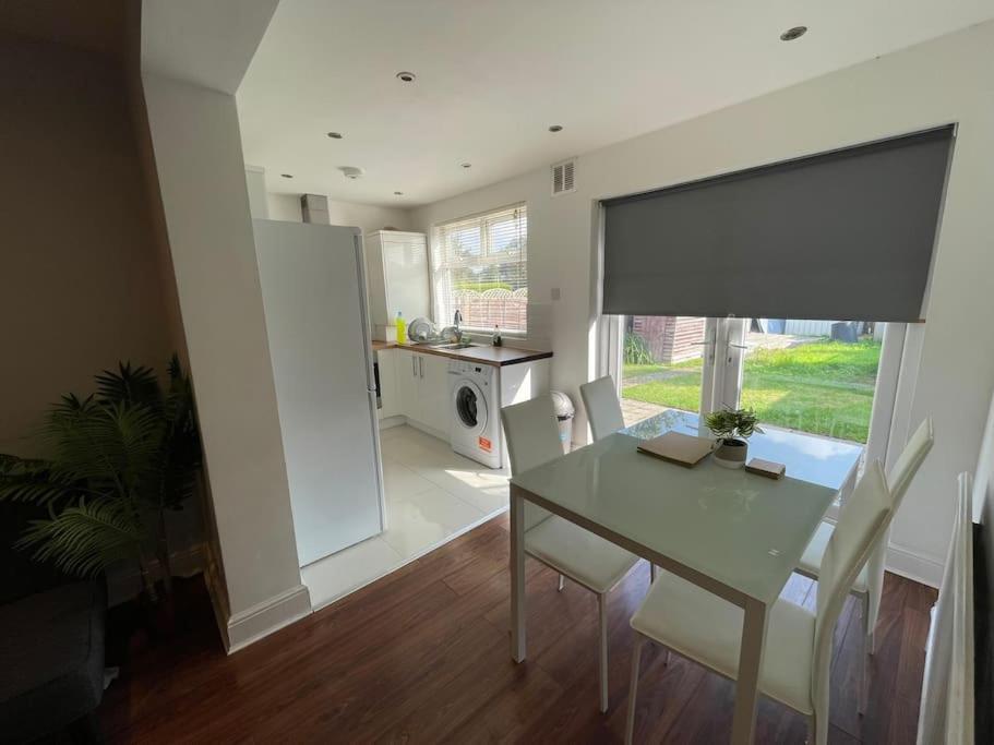 Entire Ground Floor Apartment In Watford ワトフォード エクステリア 写真