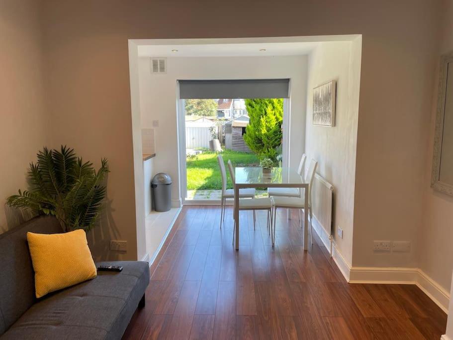 Entire Ground Floor Apartment In Watford ワトフォード エクステリア 写真