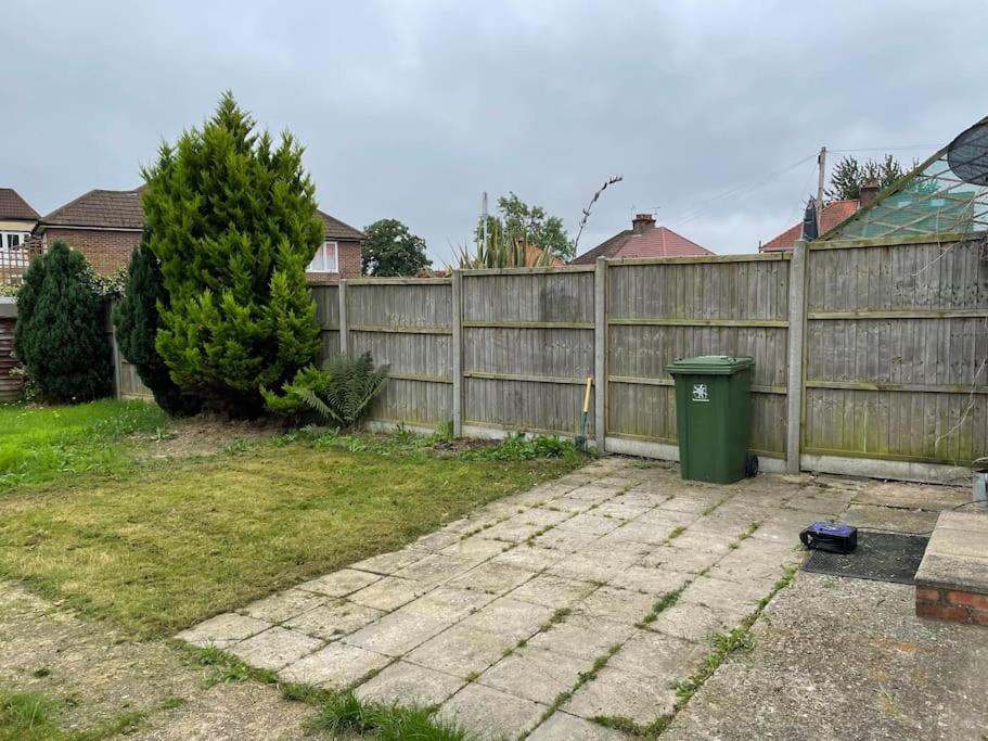 Entire Ground Floor Apartment In Watford ワトフォード エクステリア 写真