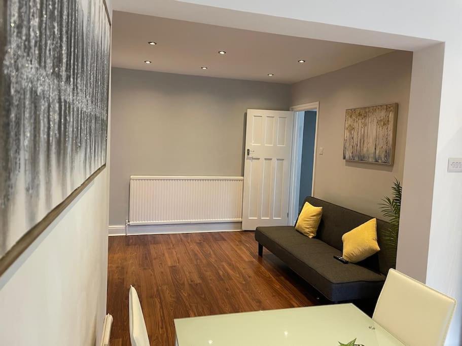 Entire Ground Floor Apartment In Watford ワトフォード エクステリア 写真